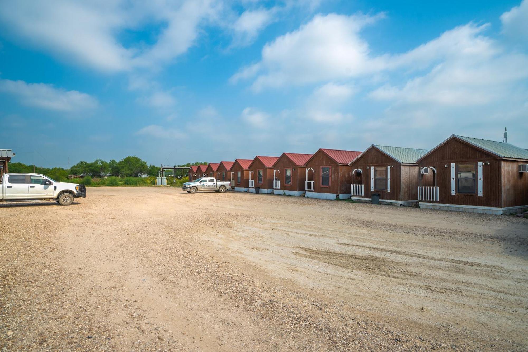 Grand Eagle Ford Lodge & Rv Park Tilden Exterior photo